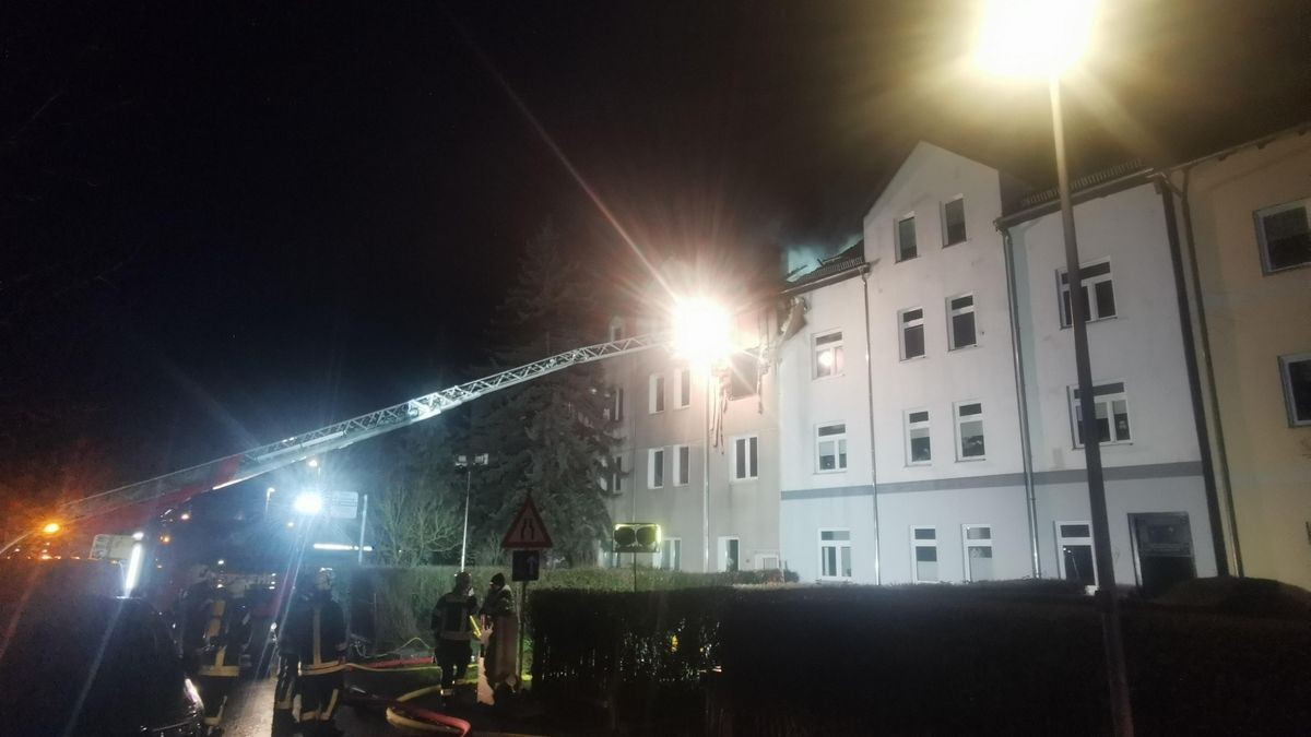 Ein Wohnhaus an der Rennbahn unweit des Norma Discounters in Eisenach geriet in der Nacht zu Freitag in Brand. Mehrere Menschen wurden verletzt, alle Bewohner evakuiert.