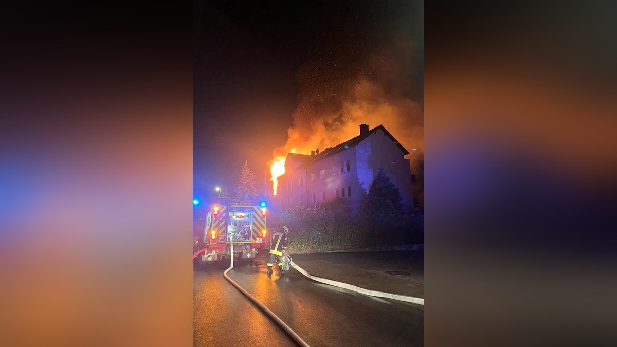 In Eisenach kam es am frühen Freitagmorgen (gegen 3.28 Uhr) in einem Mehrfamilienhaus an der Eisenacher Rennbahn zu einem Großbrand. Neben dem Hauptbrand in dem Wohnhaus waren auch zwei weitere Häuser in unmittelbarer Umgebung betroffen.