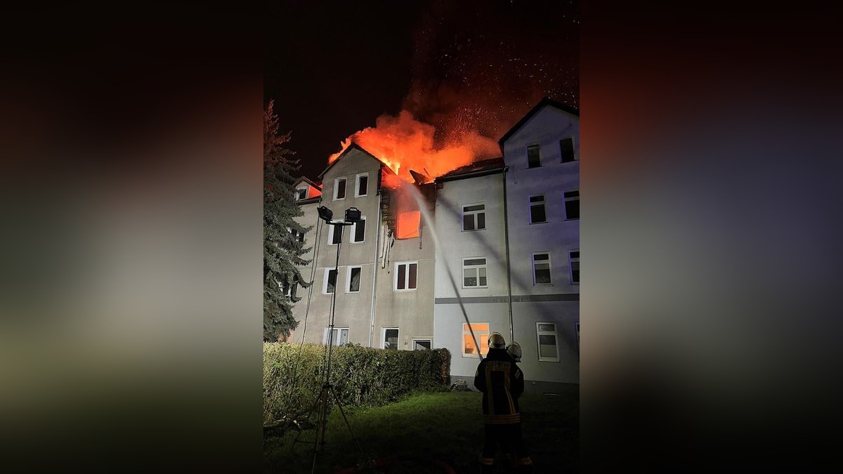 In Eisenach kam es am frühen Freitagmorgen (gegen 3.28 Uhr) in einem Mehrfamilienhaus an der Eisenacher Rennbahn zu einem Großbrand. Neben dem Hauptbrand in dem Wohnhaus waren auch zwei weitere Häuser in unmittelbarer Umgebung betroffen.