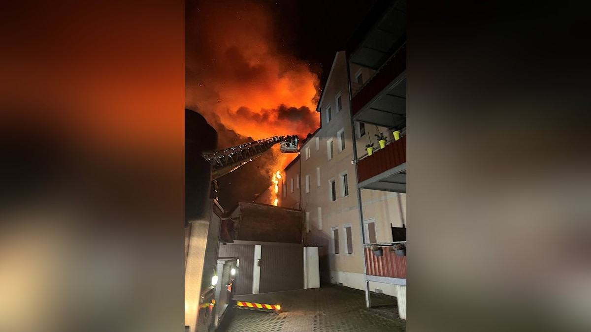 In Eisenach kam es am frühen Freitagmorgen (gegen 3.28 Uhr) in einem Mehrfamilienhaus an der Eisenacher Rennbahn zu einem Großbrand. Neben dem Hauptbrand in dem Wohnhaus waren auch zwei weitere Häuser in unmittelbarer Umgebung betroffen.