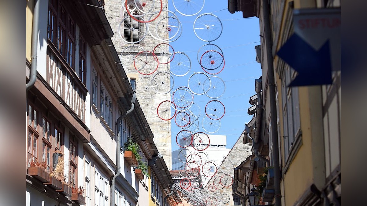 Kunstinstallation zum Krämerbrückenfest 2023: Der „Künstlerkreis Krämerbrücke“ stellte mit der Installation „Räderwerk“ das Erfurter Stadtwappen mit dem „Erfurter Rad“ in den Mittelpunkt.