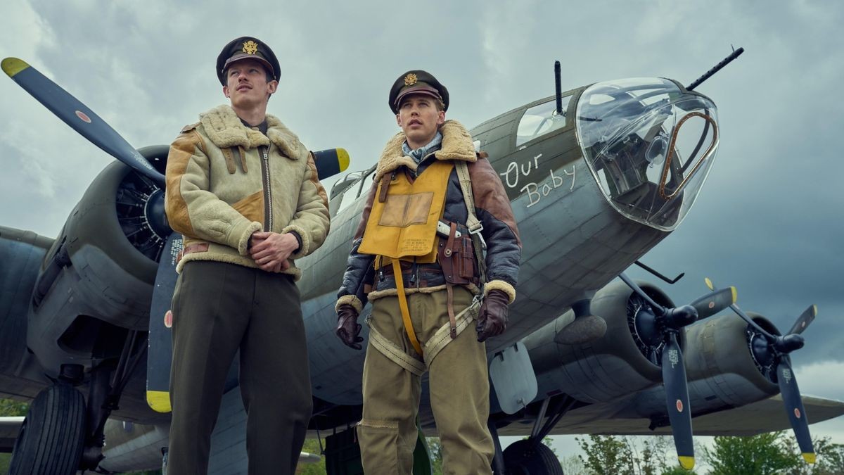 Callum Turner (links) und Austin Butler: Screenshot aus der Serie „Masters of the Air“.