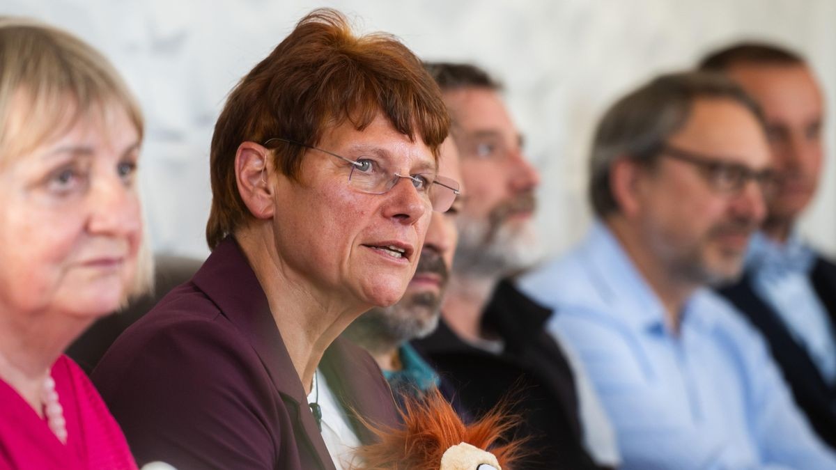 Nach einer sogenannten Zukunftskonferenz eines Bündnisses für Thüringen vergangenen Oktober in Erfurt äußerte sich unter anderem Ute Bergner auf einer Pressekonferenz zur Vorbereitung auf die Landtagswahl am 1. September dieses Jahres. Links neben ihr sitzt die frühere DDR-Bürgerrechtlerin Vera Lengsfeld.