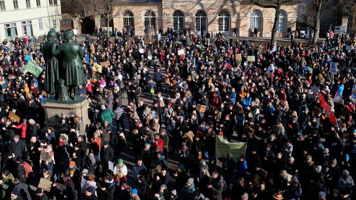 Nach Angaben der Polizei hatten sich rund 1500 Menschen am Samstagvormittag auf dem Weimarer Theaterplatz versammelt.