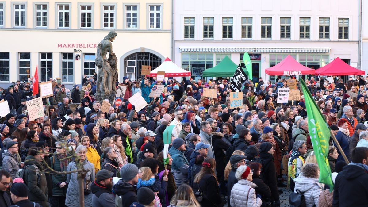 Etwa 600 Menschen standen auf dem Marktplatz für Demokratie. Offenheit und gegen Rassismus ein.  