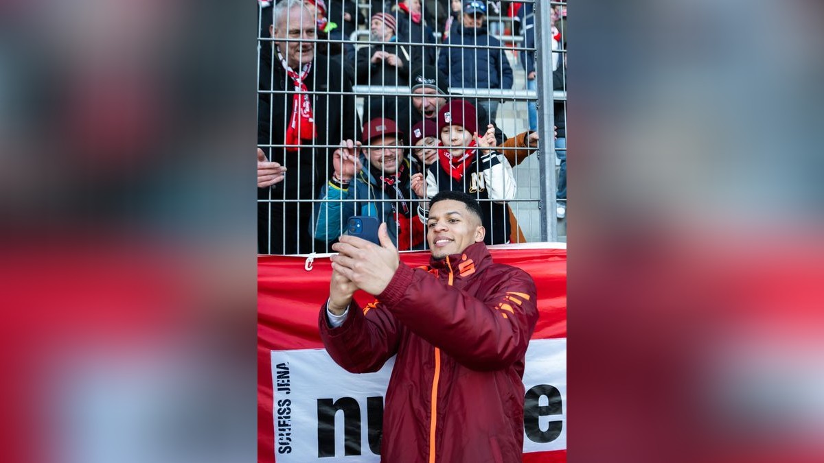 Auf Tuchfühlung mit den Fans: Torschütze Romain Gall nach dem Spiel von den Erfurter Anhängern.