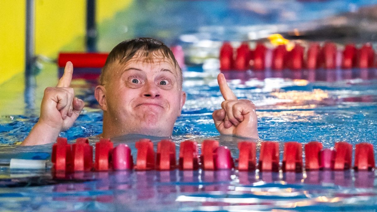 Sportfoto des Jahres: Florian Wandke vom Bodelschwingh-Hof Mechterstädt feiert seinen dritten Platz über 100 Meter Freistil beim 11. Landeswettbewerb von Special Olympics Thüringen.