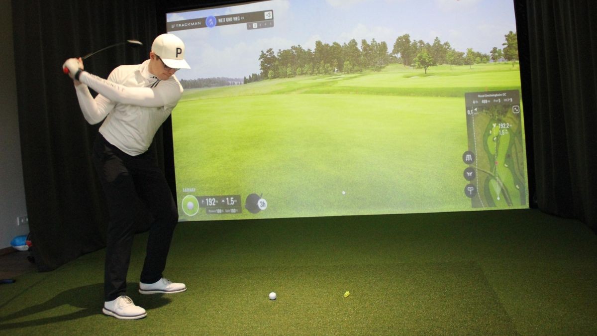 Finn Albertsmeyer vom Golfverein Rothenberger Haus in Zwinge probiert die neue Golf-Indoor-Anlage aus, die am Samstag eröffnet wurde.