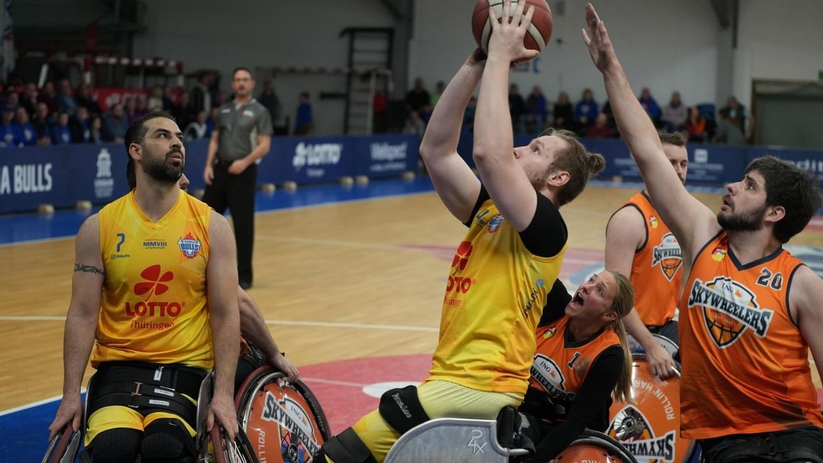 Konnten die Thuringia Bulls (am Ball: Hubert Hager) beim Kantersieg gegen Frankfurt in der Zone schalten und walten, fanden sie tags darauf gegen Hannover kaum Lösungen.