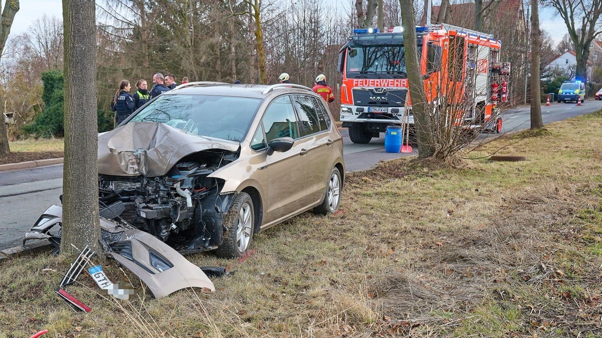 Für die Beifahrerin dieses VW kam nach dem Aufprall am Baum jede Hilfe zu spät.