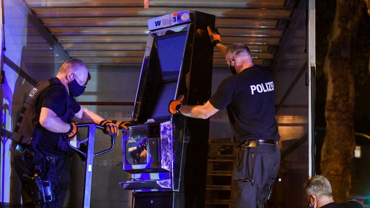 Polizisten beschlagnahmten einen Spielautomaten im August 2020 während einer Razzia in Essen.