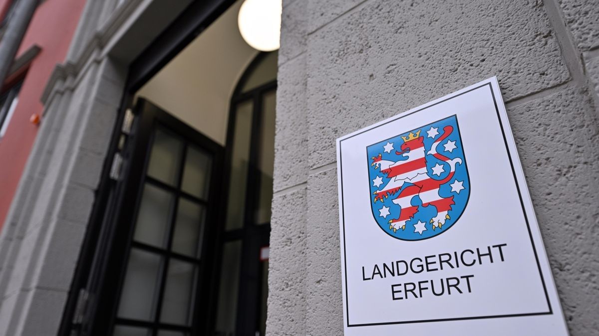 Ein Schild weist am Eingang auf das Landgericht Erfurt hin. Dort wird seit Dezember gegen einen Weimarer Hausarzt und seine Praxismanagerin verhandelt.