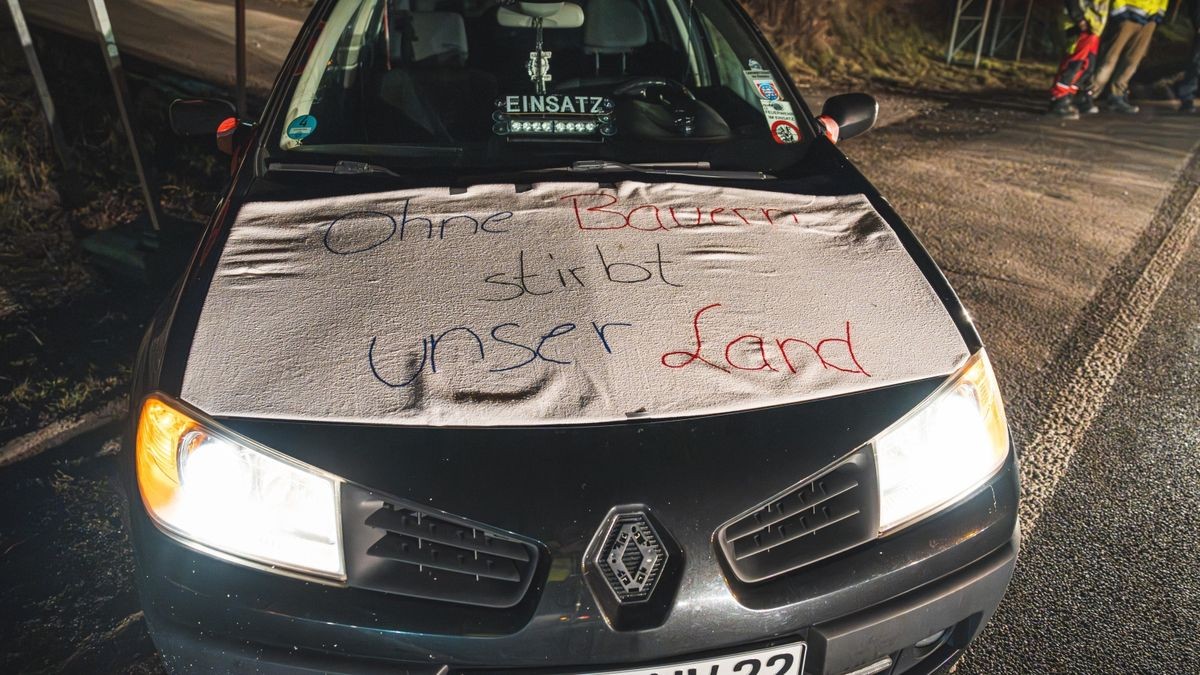 Die Polizei war mit zwei Streifenwagen vor Ort, hielt sich jedoch im Hintergrund.