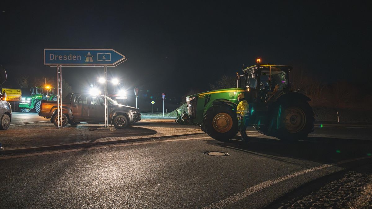 Am Mittwochmorgen gegen fünf Uhr brachten sich die ersten Landwirte mit ihren Maschinen an den Autobahnauffahrten in Schmölln in Stellung und blockierten diese. Einige LKW- und Autofahrer hatten wohl gehofft, noch durchzukommen und drehten prompt um, als sie die Blockade sahen. „Wir bitten darum, dass die Blockaden, wie auch schon in den vergangenen Wochen, friedlich verlaufen und den Anweisungen der jeweiligen Ordnungsbehörden vor Ort Folge geleistet wird, sagte Thüringens Bauernpräsident Klaus Wagner in einer Mitteilung. Landwirte, die sich beteiligten, seien dazu angehalten, Rettungsgassen zu bilden. Die Stimmung  unter den Landwirten war ausgelassen. Die Polizei war mit zwei Streifenwagen vor Ort, hielt sich jedoch im Hintergrund.