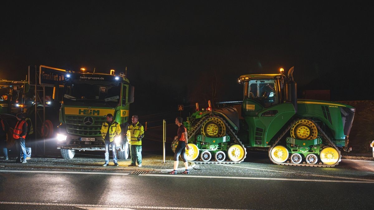 Am Mittwochmorgen gegen fünf Uhr brachten sich die ersten Landwirte mit ihren Maschinen an den Autobahnauffahrten in Schmölln in Stellung und blockierten diese. Einige LKW- und Autofahrer hatten wohl gehofft, noch durchzukommen und drehten prompt um, als sie die Blockade sahen. „Wir bitten darum, dass die Blockaden, wie auch schon in den vergangenen Wochen, friedlich verlaufen und den Anweisungen der jeweiligen Ordnungsbehörden vor Ort Folge geleistet wird, sagte Thüringens Bauernpräsident Klaus Wagner in einer Mitteilung. Landwirte, die sich beteiligten, seien dazu angehalten, Rettungsgassen zu bilden. Die Stimmung  unter den Landwirten war ausgelassen. Die Polizei war mit zwei Streifenwagen vor Ort, hielt sich jedoch im Hintergrund.