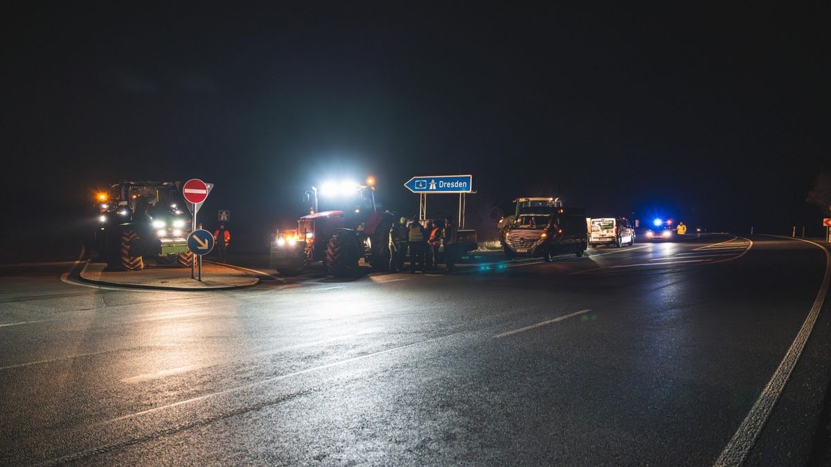 Am Mittwochmorgen gegen fünf Uhr brachten sich die ersten Landwirte mit ihren Maschinen an den Autobahnauffahrten in Schmölln in Stellung und blockierten diese. Einige LKW- und Autofahrer hatten wohl gehofft, noch durchzukommen und drehten prompt um, als sie die Blockade sahen. „Wir bitten darum, dass die Blockaden, wie auch schon in den vergangenen Wochen, friedlich verlaufen und den Anweisungen der jeweiligen Ordnungsbehörden vor Ort Folge geleistet wird, sagte Thüringens Bauernpräsident Klaus Wagner in einer Mitteilung. Landwirte, die sich beteiligten, seien dazu angehalten, Rettungsgassen zu bilden. Die Stimmung  unter den Landwirten war ausgelassen. Die Polizei war mit zwei Streifenwagen vor Ort, hielt sich jedoch im Hintergrund.