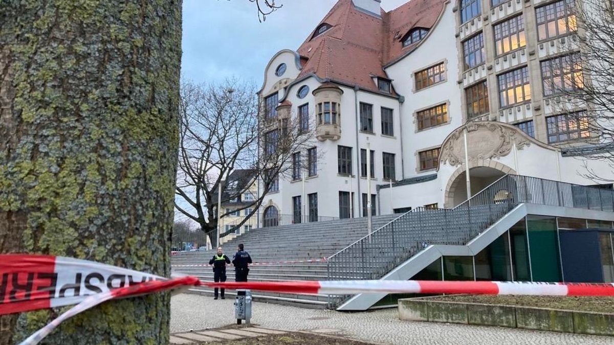 Nach einer Bombendrohung ist das Erfurter Gutenberg-Gymnasium von der Polizei geräumt worden.