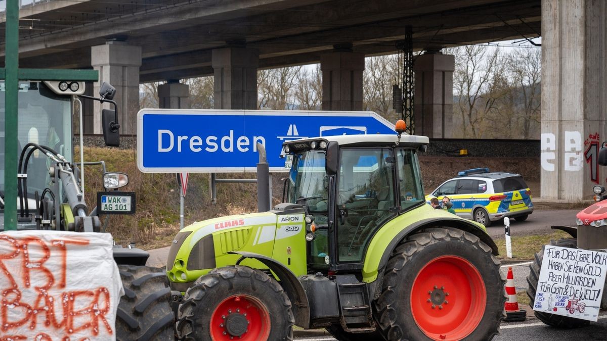 Seit 8 Uhr sind beide Auffahrten zur A4 bei Sättelstädt von Mitarbeitern aus Agrarunternehmen aus Burla, Behringen und  Wenigenlupnitz blockiert.