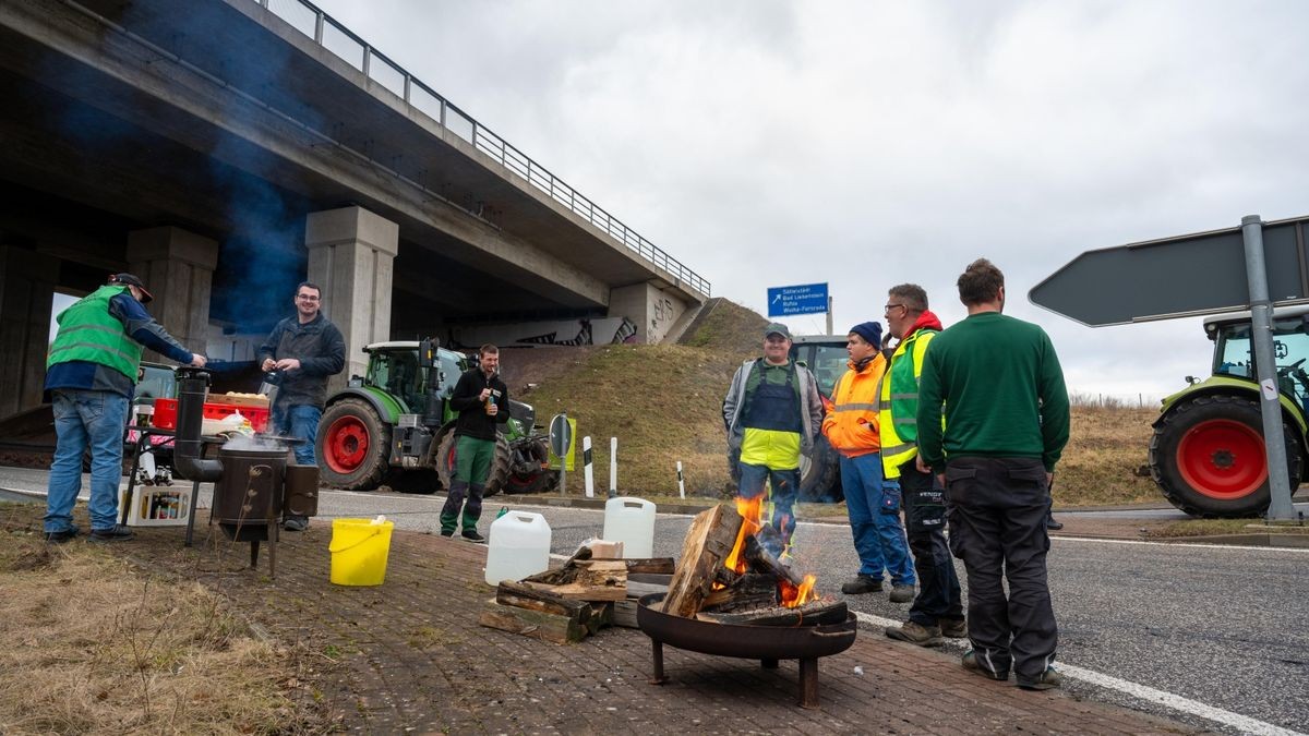 Bauernprotest an der Autobahn A4 bei Sättelstädt.