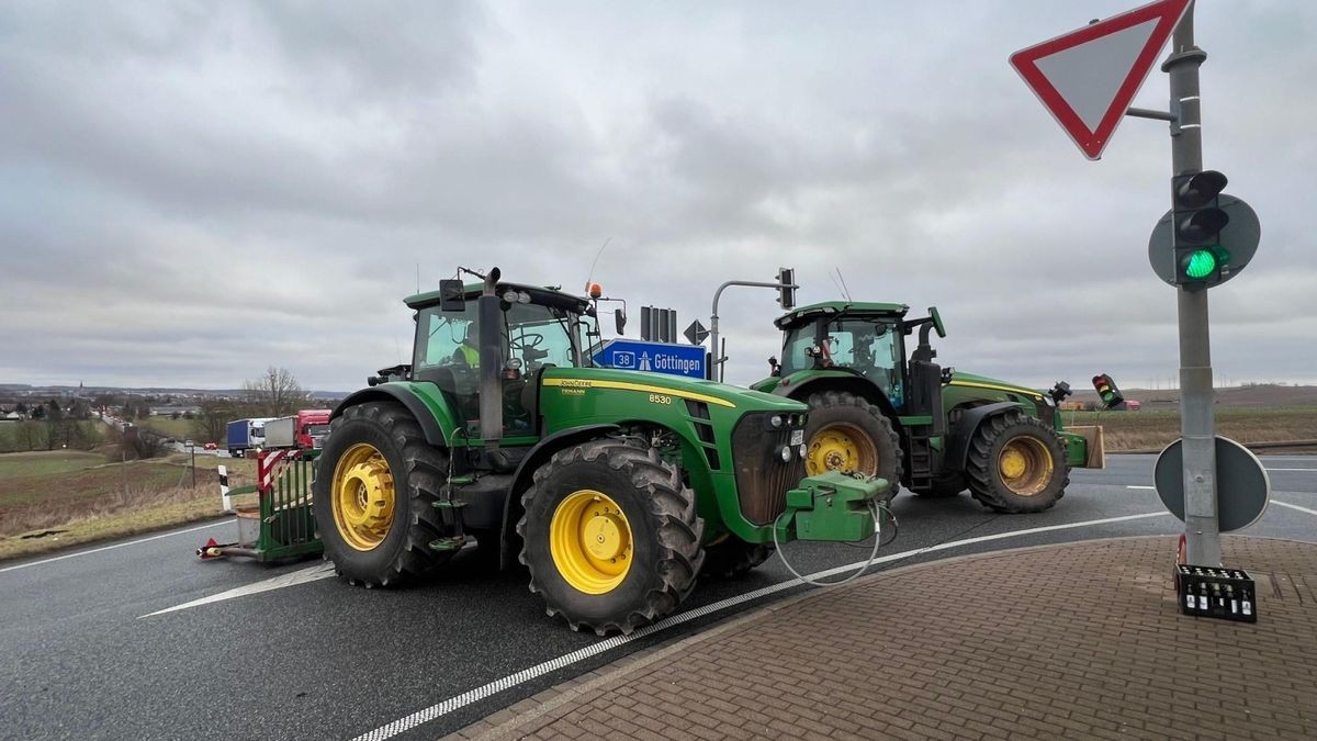 Bauern blockieren auch die Autobahnauffahrten in Werther im Landkreis Nordhausen.