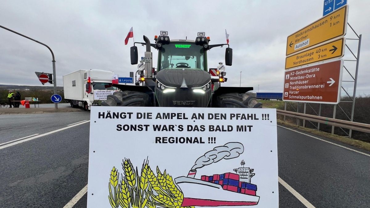 Bauern blockieren auch die Autobahnauffahrten in Werther im Landkreis Nordhausen.