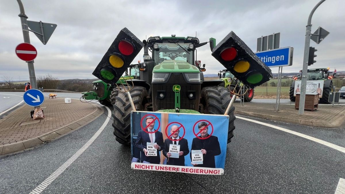 Bauern blockieren auch die Autobahnauffahrten in Werther im Landkreis Nordhausen.