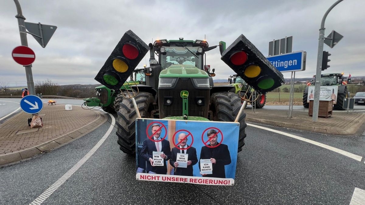 Bauern blockieren auch die Autobahnauffahrten in Werther im Landkreis Nordhausen.