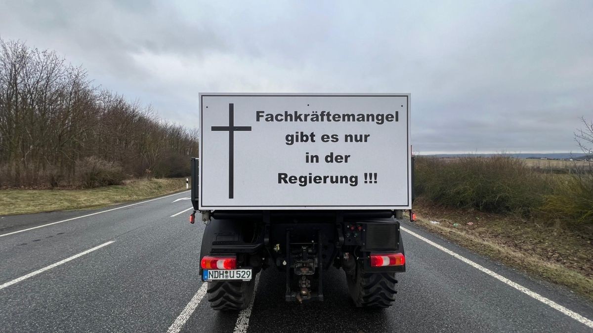 Bauern blockieren auch die Autobahnauffahrten in Werther im Landkreis Nordhausen.