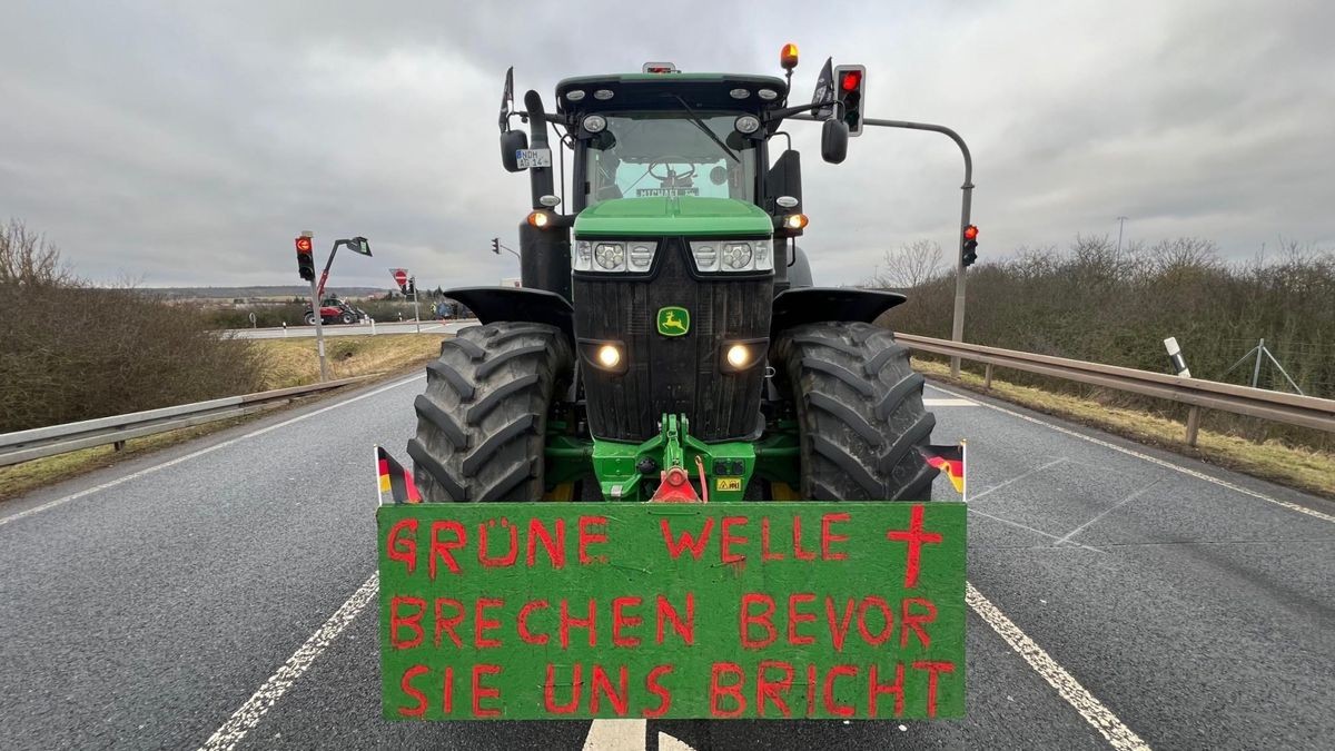 Bauern blockieren auch die Autobahnauffahrten in Werther im Landkreis Nordhausen.