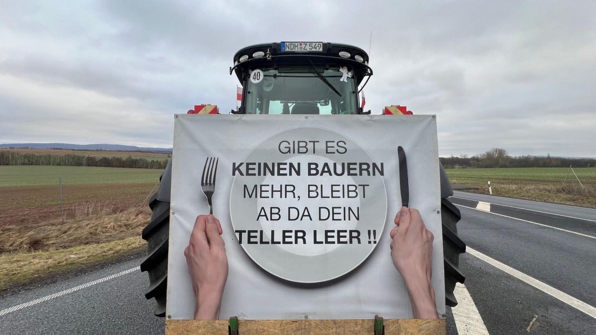 Bauern blockieren auch die Autobahnauffahrten in Werther im Landkreis Nordhausen.