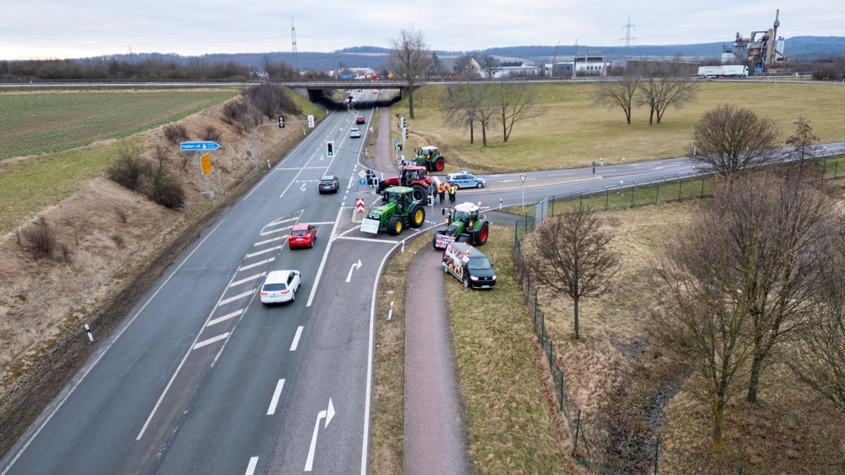 In Weimar stehen rund acht Traktoren seit 8 Uhr.