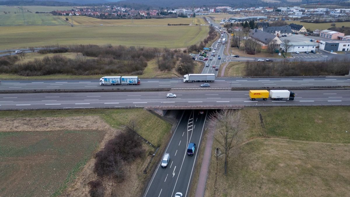 Ein Blick mit der Drohne auf die Autobahn 4 zeigt weniger Verkehr als an anderen Wochentagen.