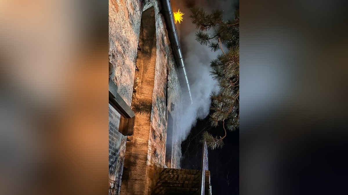 Dichter Rauch dringt aus der Kirche in Großengottern. Hier hat es in der Nacht gebrannt.