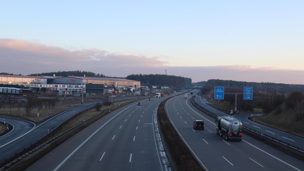 Bauernprotest an der Autobahnanschlusstelle Triptis: Seit heute Morgen um 6 sind die Auffahrten, wie auch acht 