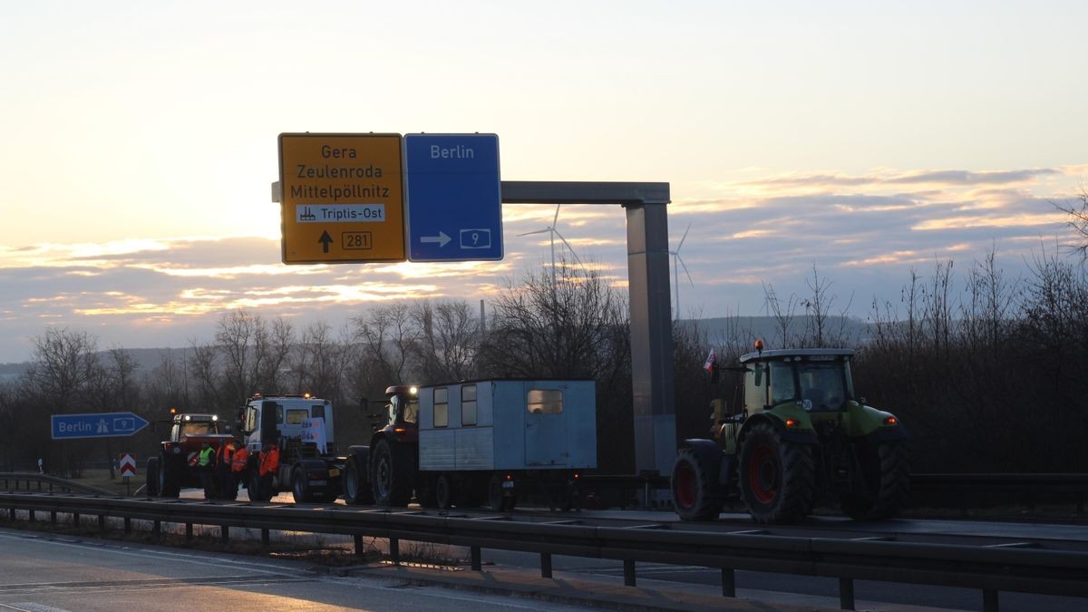 Bauernprotest an der Autobahnanschlusstelle Triptis: Seit heute Morgen um 6 sind die Auffahrten, wie auch acht 