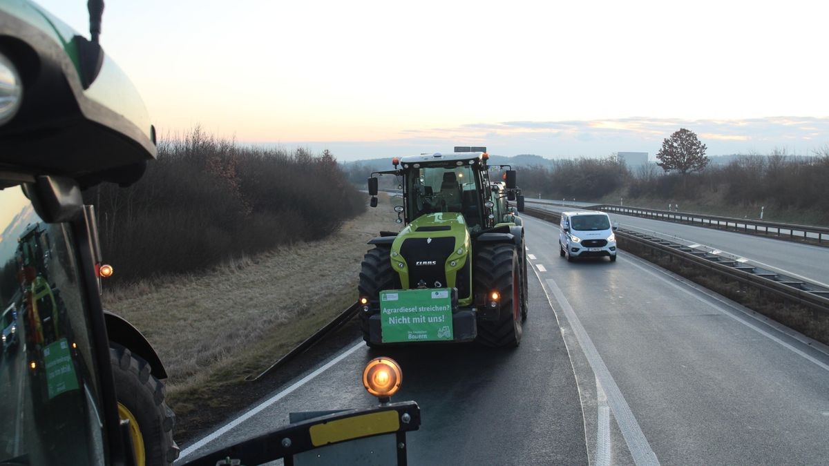 Bauernprotest an der Autobahnanschlusstelle Triptis: Seit heute Morgen um 6 sind die Auffahrten, wie auch acht 