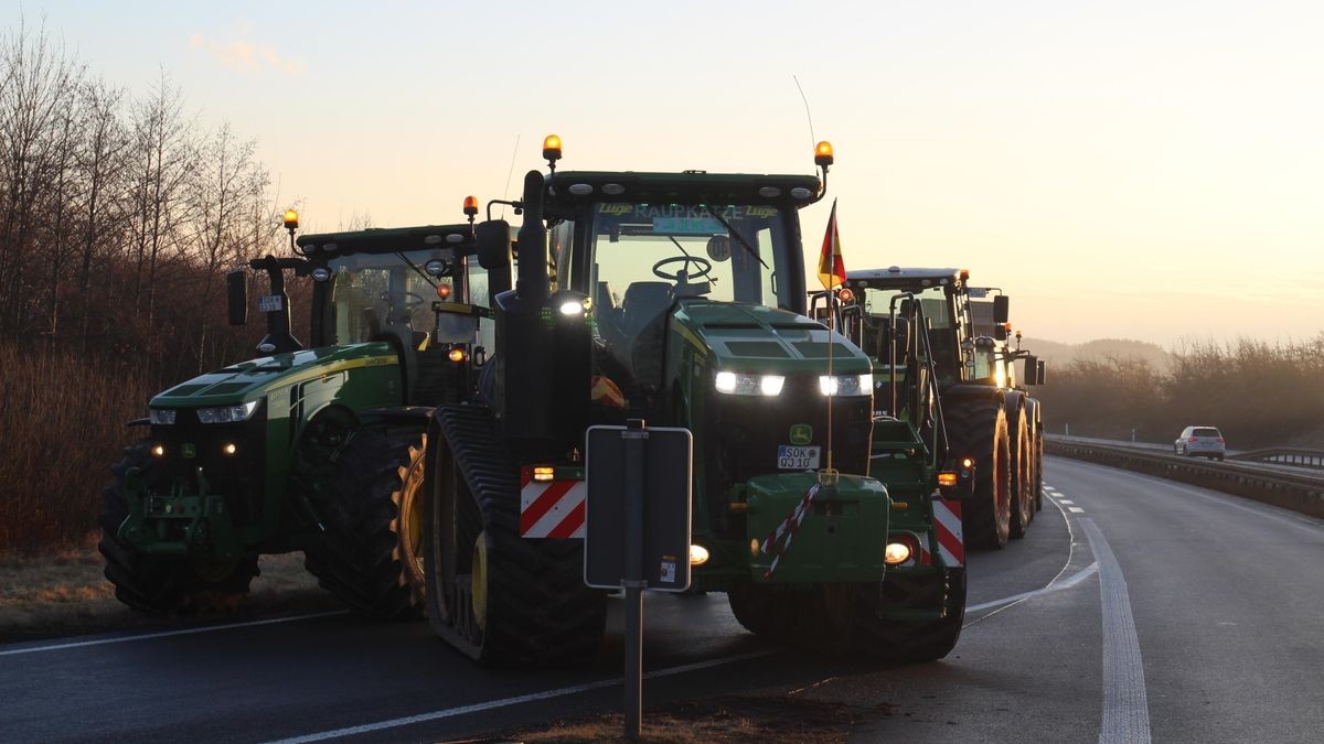 Bauernprotest an der Autobahnanschlusstelle Triptis: Seit heute Morgen um 6 sind die Auffahrten, wie auch acht 