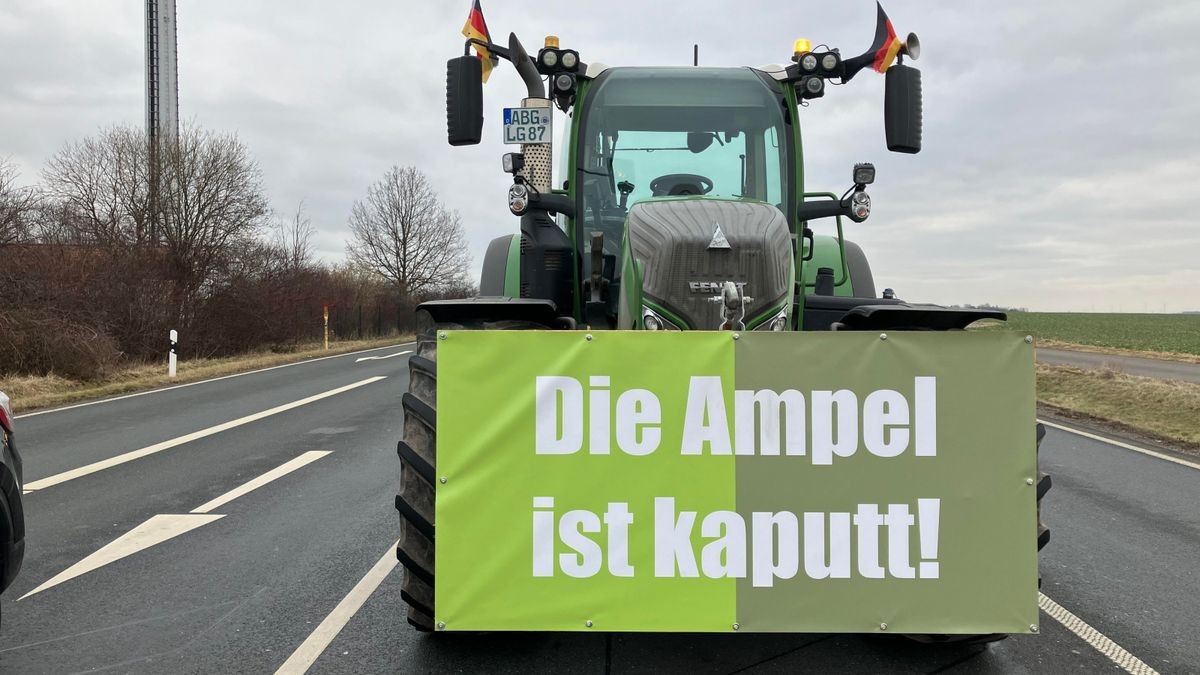 Ab 5 Uhr morgens bis 14 Uhr am 31. Januar 2024 war an den Auf- und Abfahrten der A4 in Schmölln und Ronneburg bei Beerwalde (Foto) kein Durchkommen. Geschätzt etwa 20 Agrarbetriebe und Landwirte aus dem gesamten Altenburger Land blockierten sie mit Treckern, Traktoren und auch der einen oder anderen Fuhre Mist. Wie schon in der ersten Protestwoche Anfang Januar solidarisierten sich auch am 31. Januar Spediteure und Handwerksbetriebe aus dem Landkreis mit den Protestbauern. Der von Maschinenring Osterland und Kreisbauernverband angemeldete Protest richtete sich gegen die Pläne der Ampelregierung, günstigen Agrardiesel und Kfz-Steuerbefreiung für Landwirtschaftsmaschinen zu streichen. Zudem kämpfen die Bauern um faire Preisgestaltung, auf die sie keinen Einfluss haben.