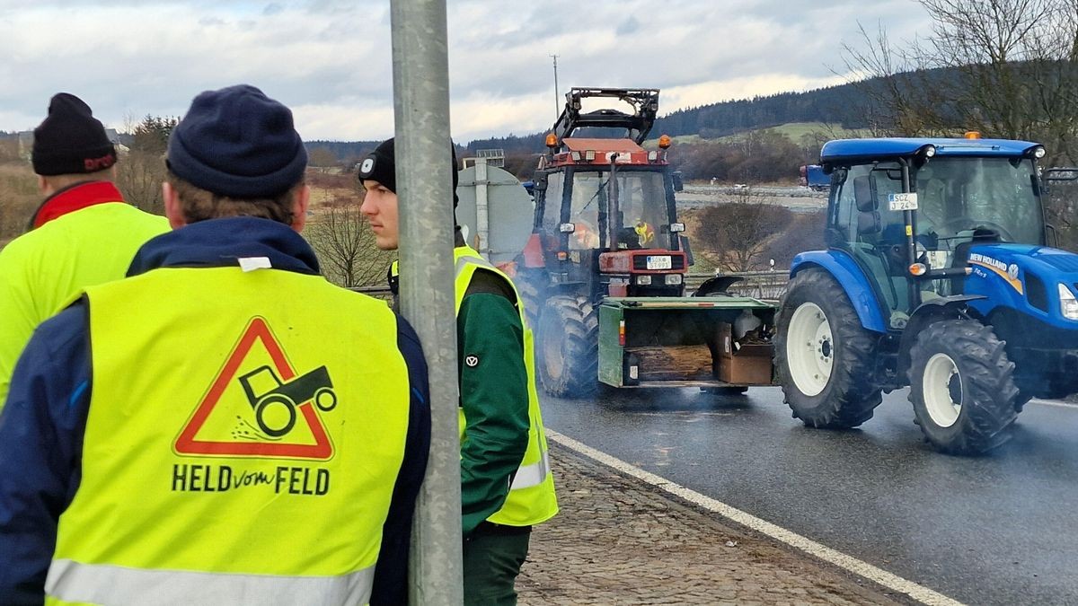 An der Autobahn-Anschlussstelle Bad Lobenstein standen um die 25 Traktoren und Lkw, mit denen die Zufahrt auf die Autobahn blockiert worden ist. Es war die zweite Zufahrtsblockade zur Autobahn in diesem Jahr im Saale-Orla-Kreis.