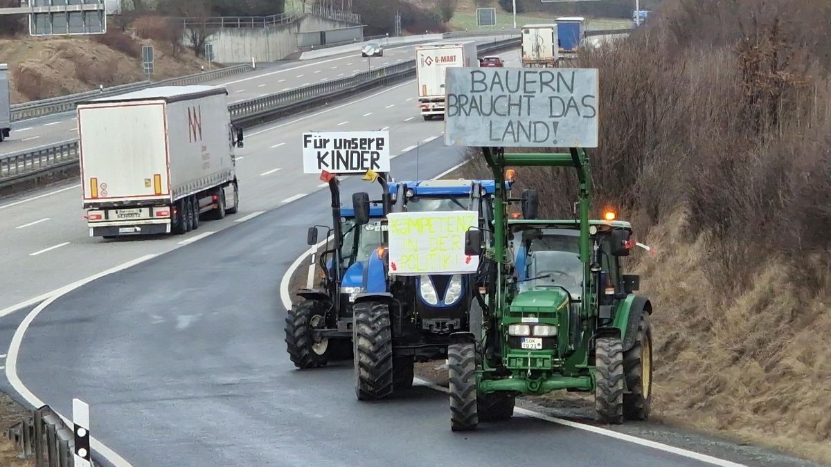 An der Autobahn-Anschlussstelle Bad Lobenstein standen um die 25 Traktoren und Lkw, mit denen die Zufahrt auf die Autobahn blockiert worden ist. Für Ausnahmefälle wie Rettungsfahrzeuge war immer eine Gasse geblieben.