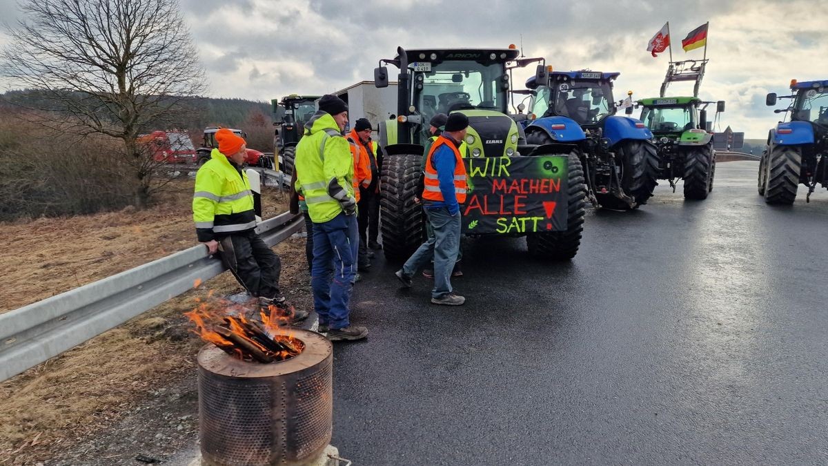 An der Autobahn-Anschlussstelle Bad Lobenstein standen um die 25 Traktoren und Lkw, mit denen die Zufahrt auf die Autobahn blockiert worden ist. Für die Dauer von zwölf Stunden war die Protestaktion angekündigt gewesen.