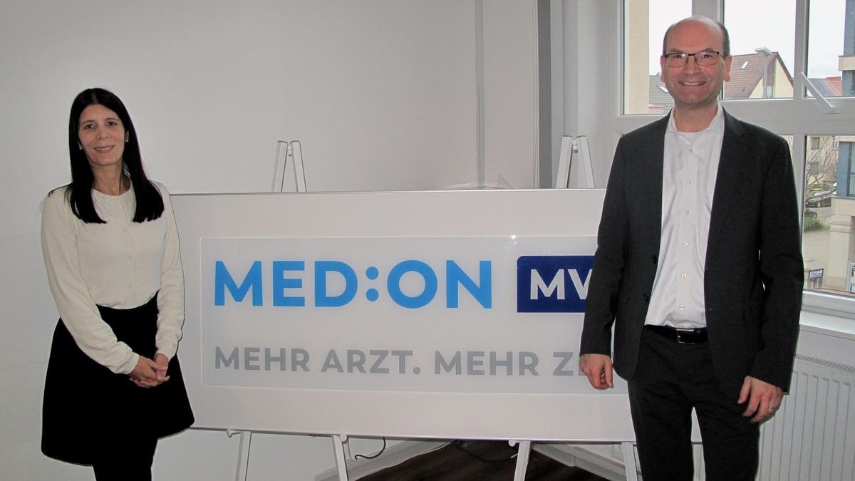 Thüringens größter MVZ-Betreiber, die Kielstein GmbH, hat sich umbenannt in Med:On MVZ. Unter dem Motto „Mehr Arzt, mehr Zeit“ will man künftig in mehreren Bundesländern tätig und dabei auch Vorreiter der Digitalisierung im Gesundheitswesen sein. Im Bild die Med:On-Geschäftsführenden Desiree Morscheck und Dirk Knüppel.