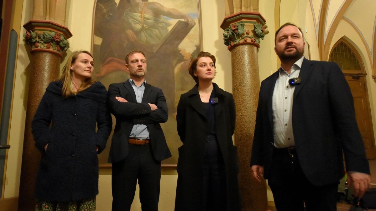 Die Fraktionsvorsitzenden von Grünen, Mehrwertstadt, Linkspartei und CDU mit einer gemeinsamen Erklärung: Laura Wahl, Sebastian Perdelwitz, Katja Maurer und Michael Hose im Foyer des Erfurter Rathauses.