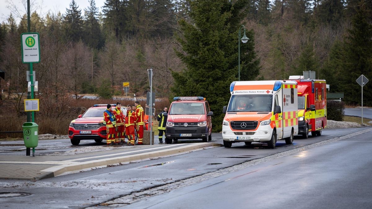 Mit Atemschutz untersucht die Feuerwehr nun das weiße Pulver, um sicherzustellen, dass davon keine Strahlung oder andere Gefahren ausgehen.