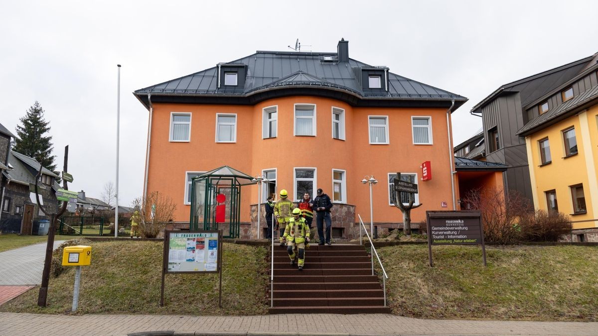 Laut ersten Informationen hatte eine Frau einen Brief aus dem Briefkasten der Tourist-Information geholt und geöffnet.