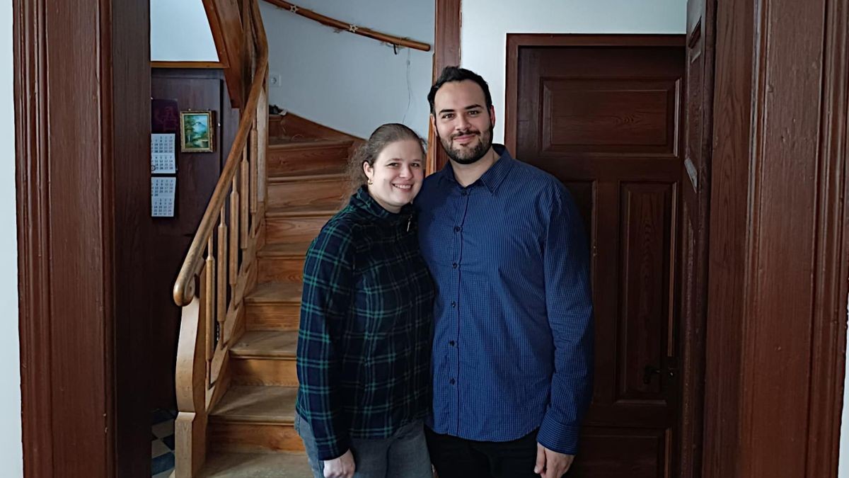 Der Syrer Bashir Almalouli mit seiner Frau Juliane Zuhause in Wandersleben.