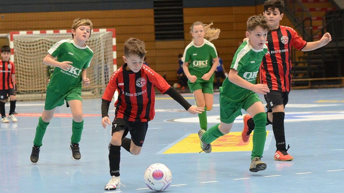 Eintracht Eisenachs E-Junior Gennaro Marchio (am Ball) im Spiel gegen die SG FSV Waltershausen.