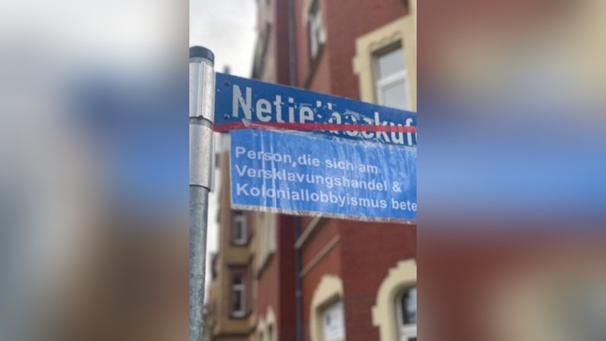 Ein provisorisches Schild unternahm als handgemachte Lösung zwischenzeitlich einen Versuch einer Einordnung.