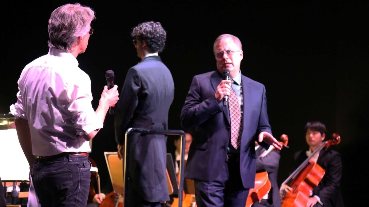 Heringens Bürgermeister Matthias Marquardt (Linke, rechts) bedankt sich beim Benefizkonzert bei Theaterintendant Daniel Klajner (links).