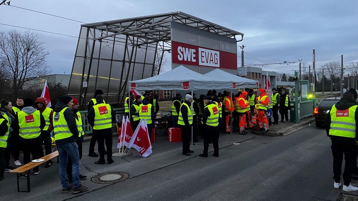 Streikposten der Erfurter EVAG am Betriebshof Urbicher Kreuz.